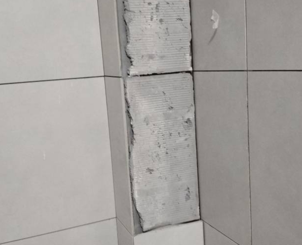 新宾瓷砖空鼓维修公司分享下瓷砖施工前基层浇水润湿程度不足，可能导致以下问题